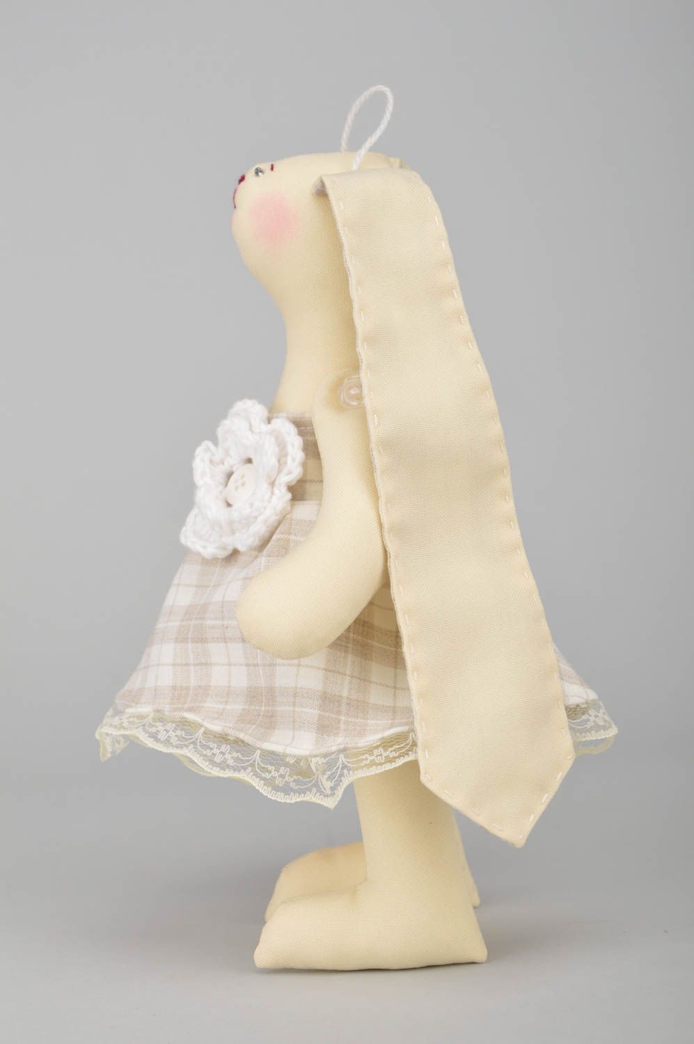 Красивая мягкая игрушка в клетчатом платье с петелькой для декора ручной работы фото 3