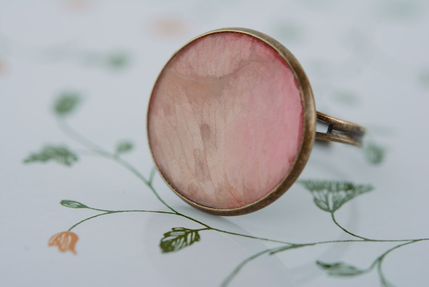 Anillo artesanal con pétalo de flor en resina epoxi con talla ajustable de color rosado foto 3