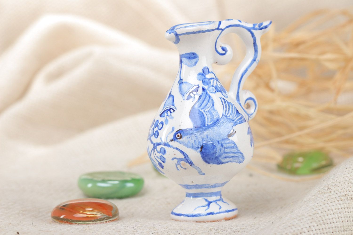 Handgemachter origineller dekorativer Krug aus Ton mit Farben bemalt in Weiß und Blau  foto 1