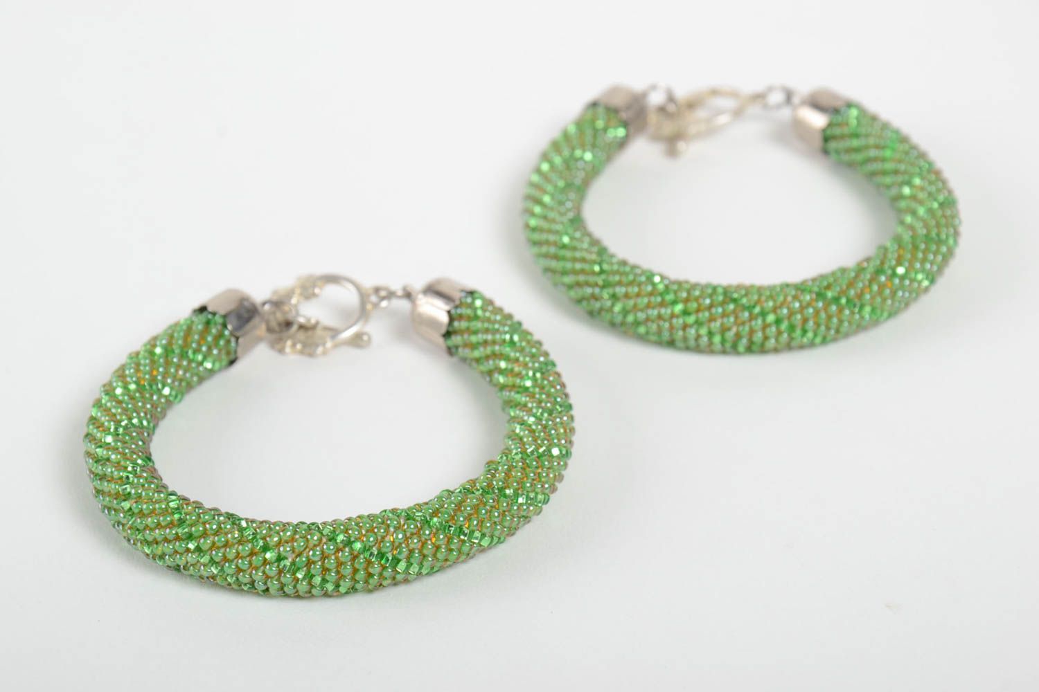 Набор браслетов-жгутов из бисера наручных толстых зеленых ручной работы 2 штуки фото 3