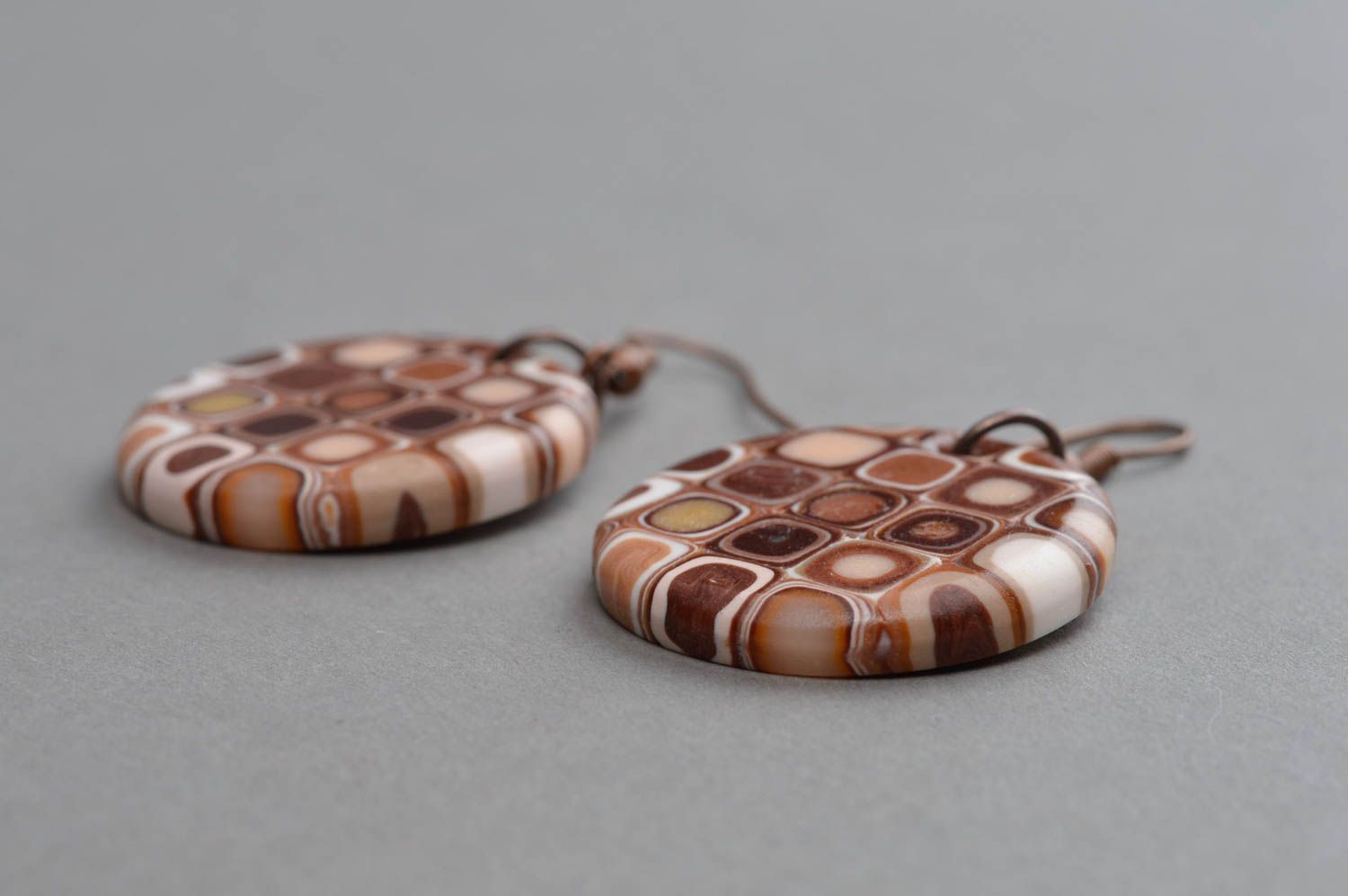 Серьги из полимерной глины ручной работы круглые коричневые с квадратиками фото 3