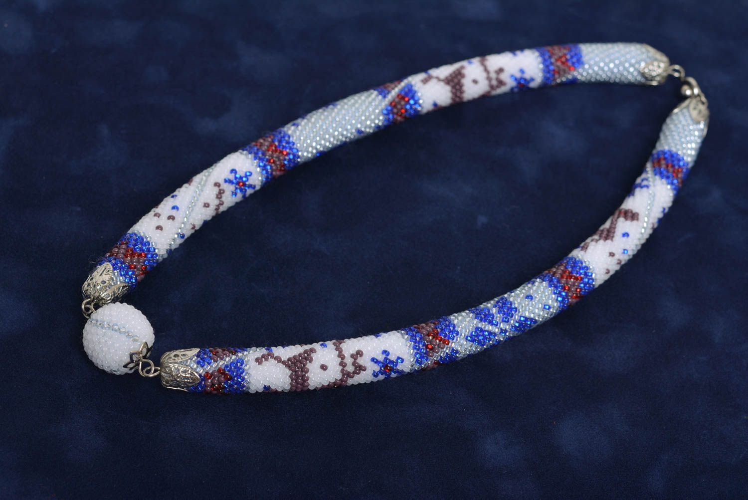 Collar de abalorios artesanal original blanco con ornamento con ciervos  foto 3