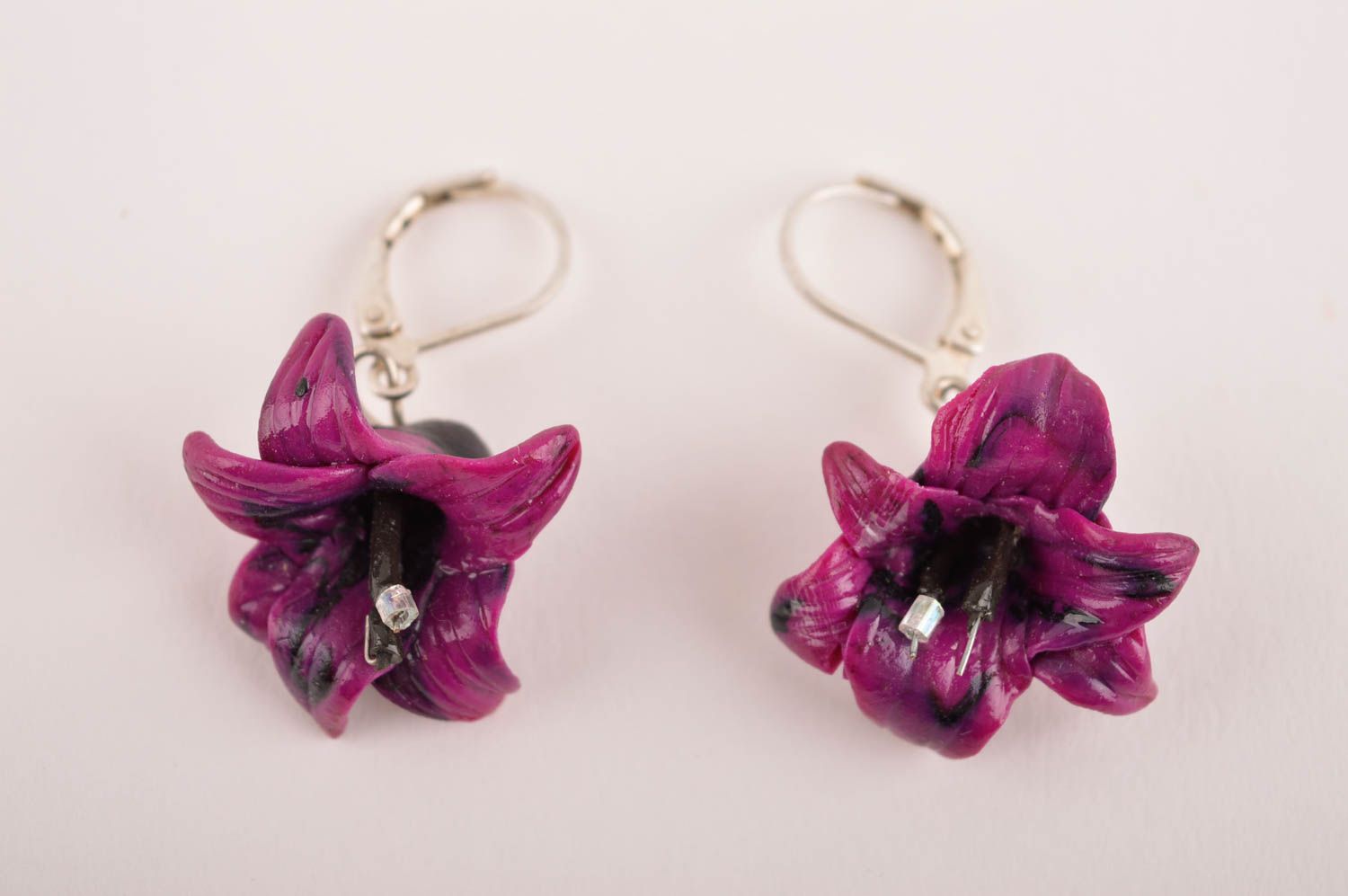 Handmade violette Blumen Ohrringe Designer Schmuck Accessoire für Frauen Lilien foto 2