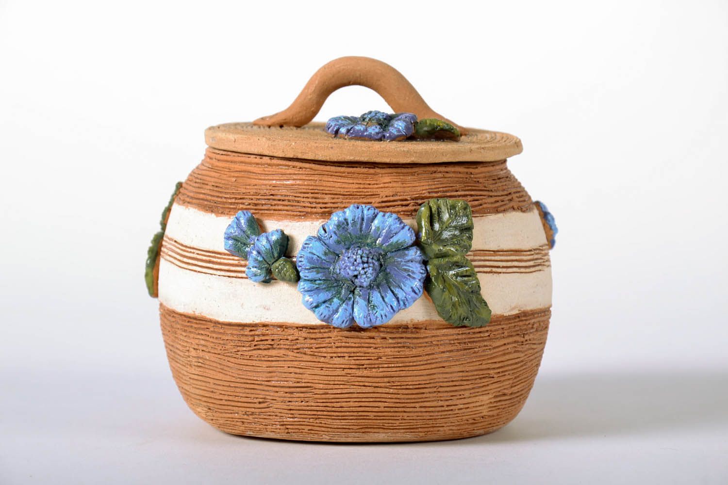 Pote de argila feito à mão Açucareiro decorado com flores moldadas pintadas com tinta acrílicas foto 2