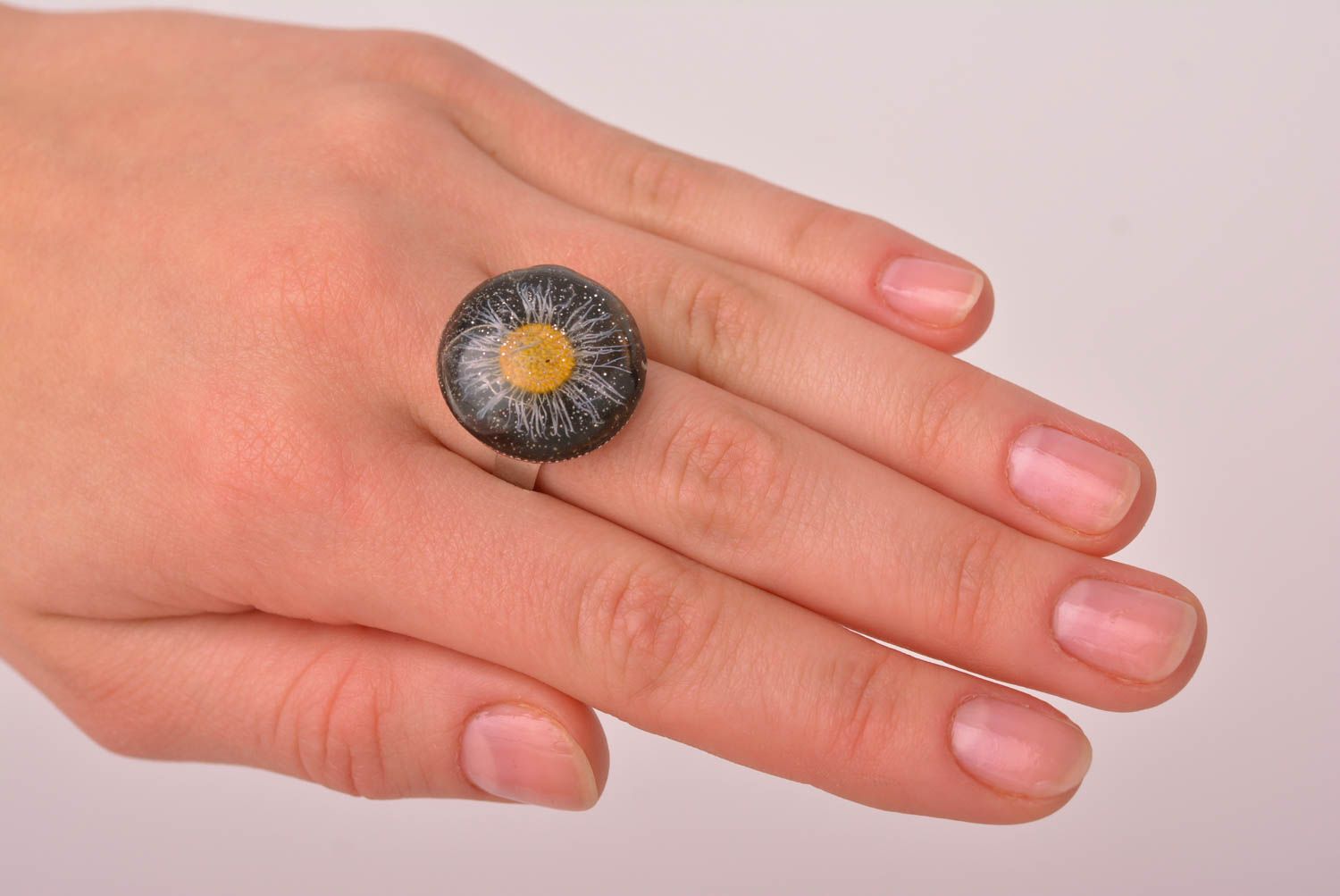Кольцо ручной работы кольцо из эпоксидной смолы женское кольцо с маргариткой фото 4