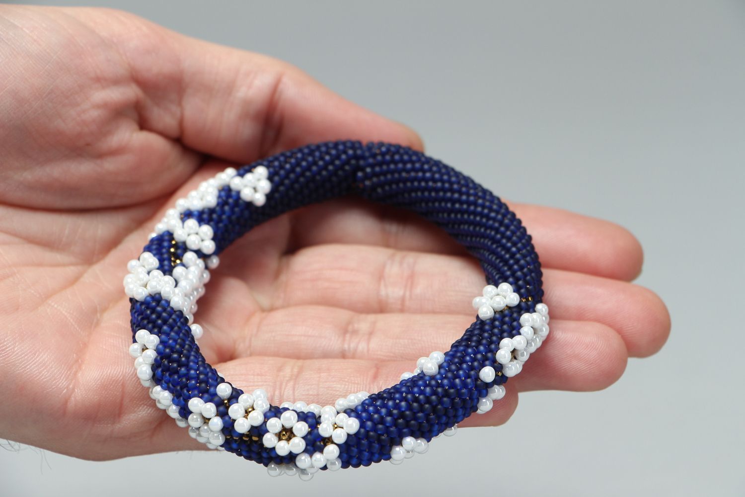 Объемный браслет из бисера синий с белыми цветами  фото 4
