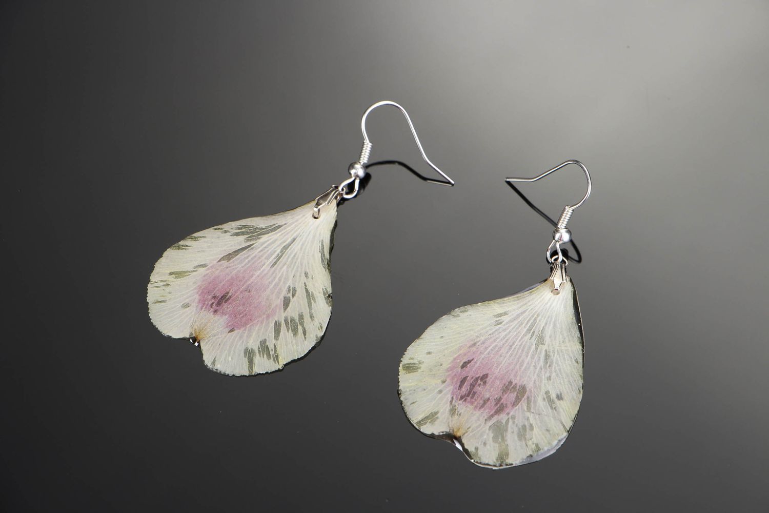 Earrings with epoxy and Peruvian lily photo 1