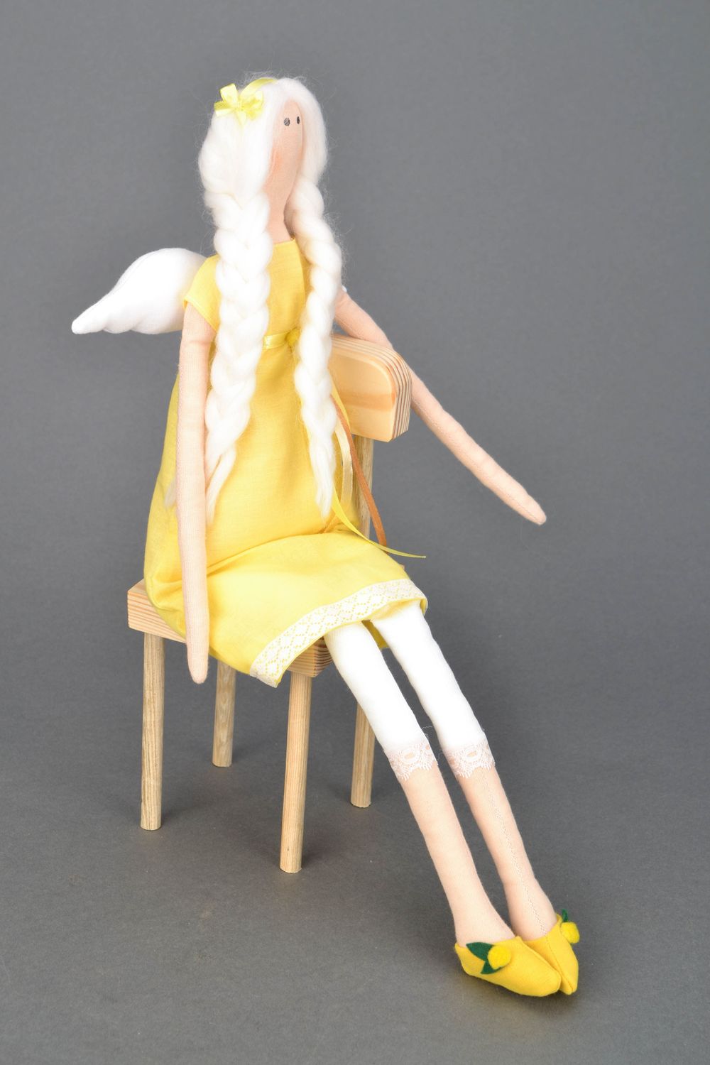 Handmade Puppe Engel auf Stuhl foto 3