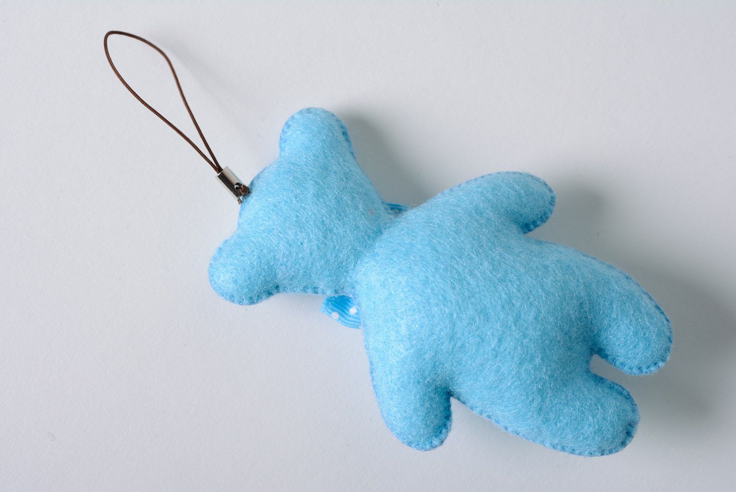 Брелок в виде мишки из фетра игрушка на ключи или сумку голубая ручной работы фото 3