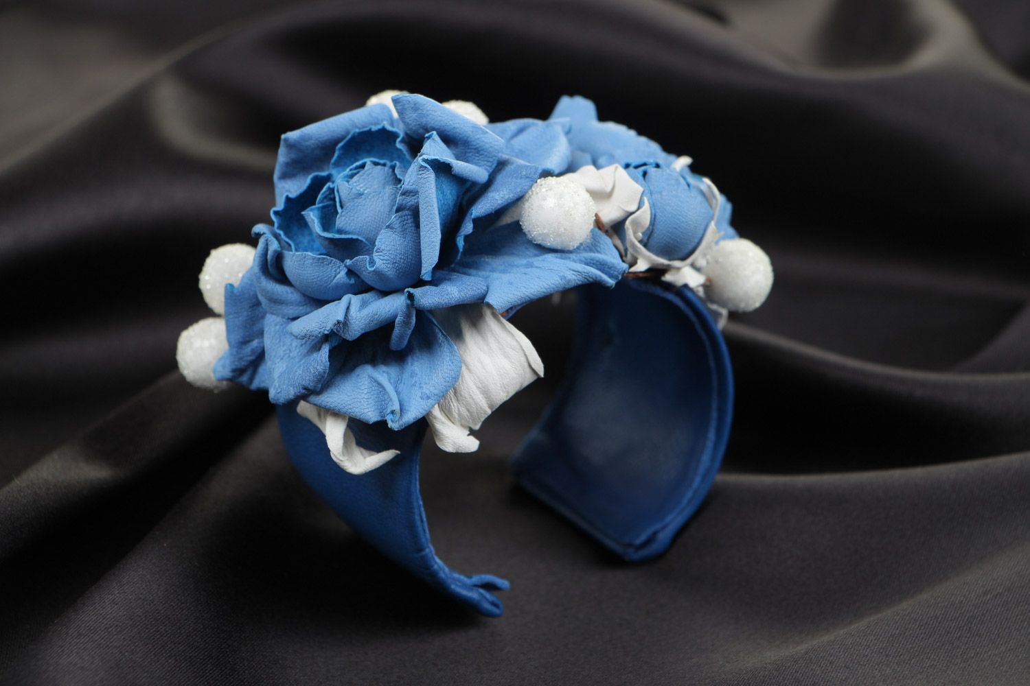 Цветочный кожаный браслет ручной работы широкий с регулируемым размером голубой фото 1
