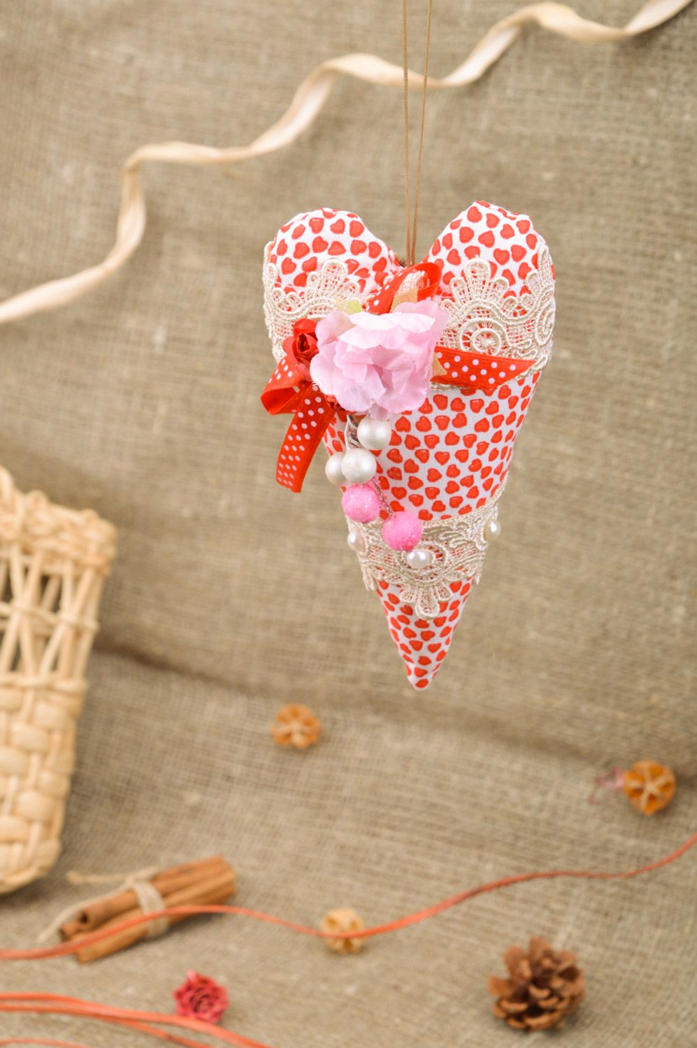 Jolie suspension décorative coeur rouge en coton et dentelle faite main photo 5