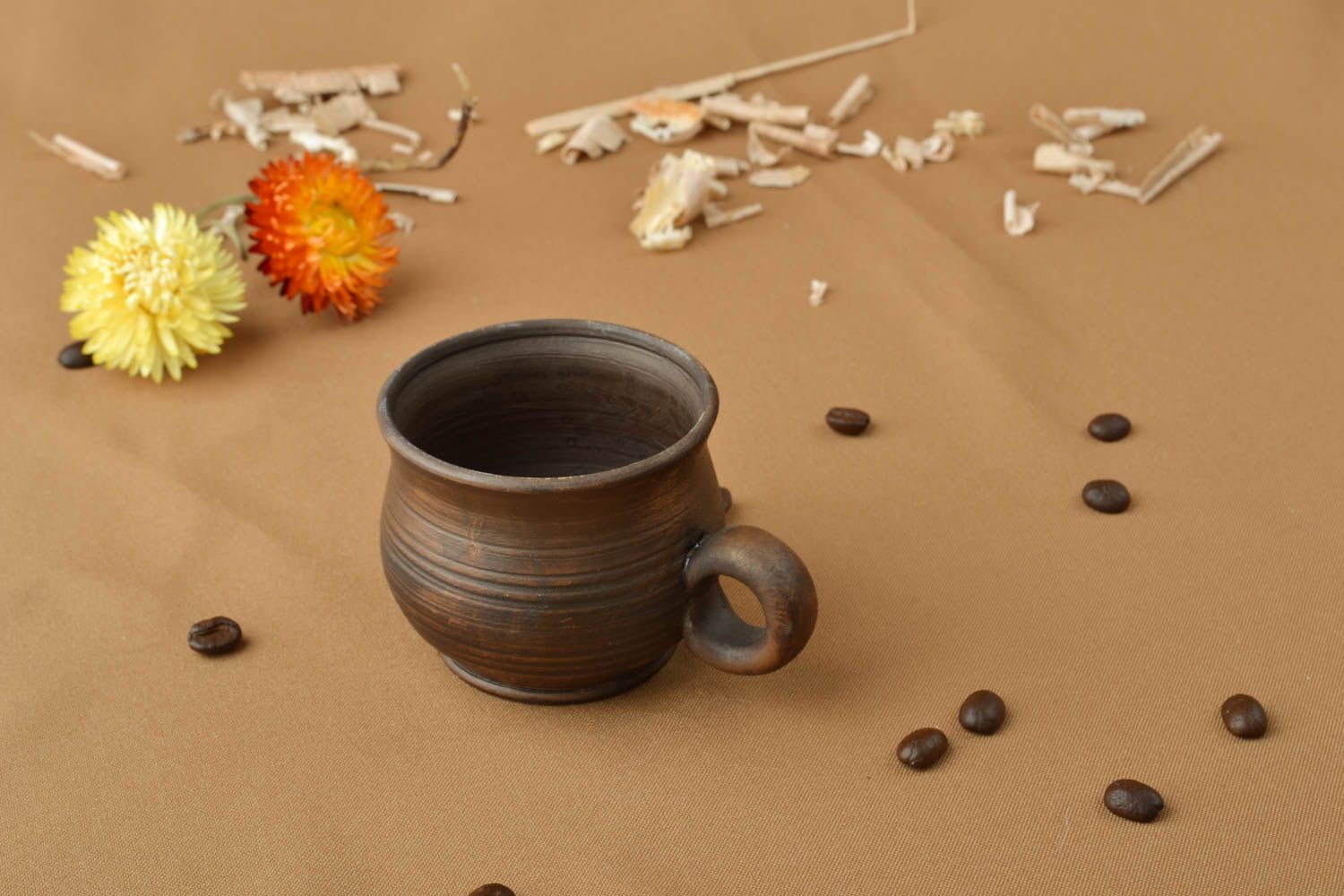 Tasse à café en argile brune faite main photo 5