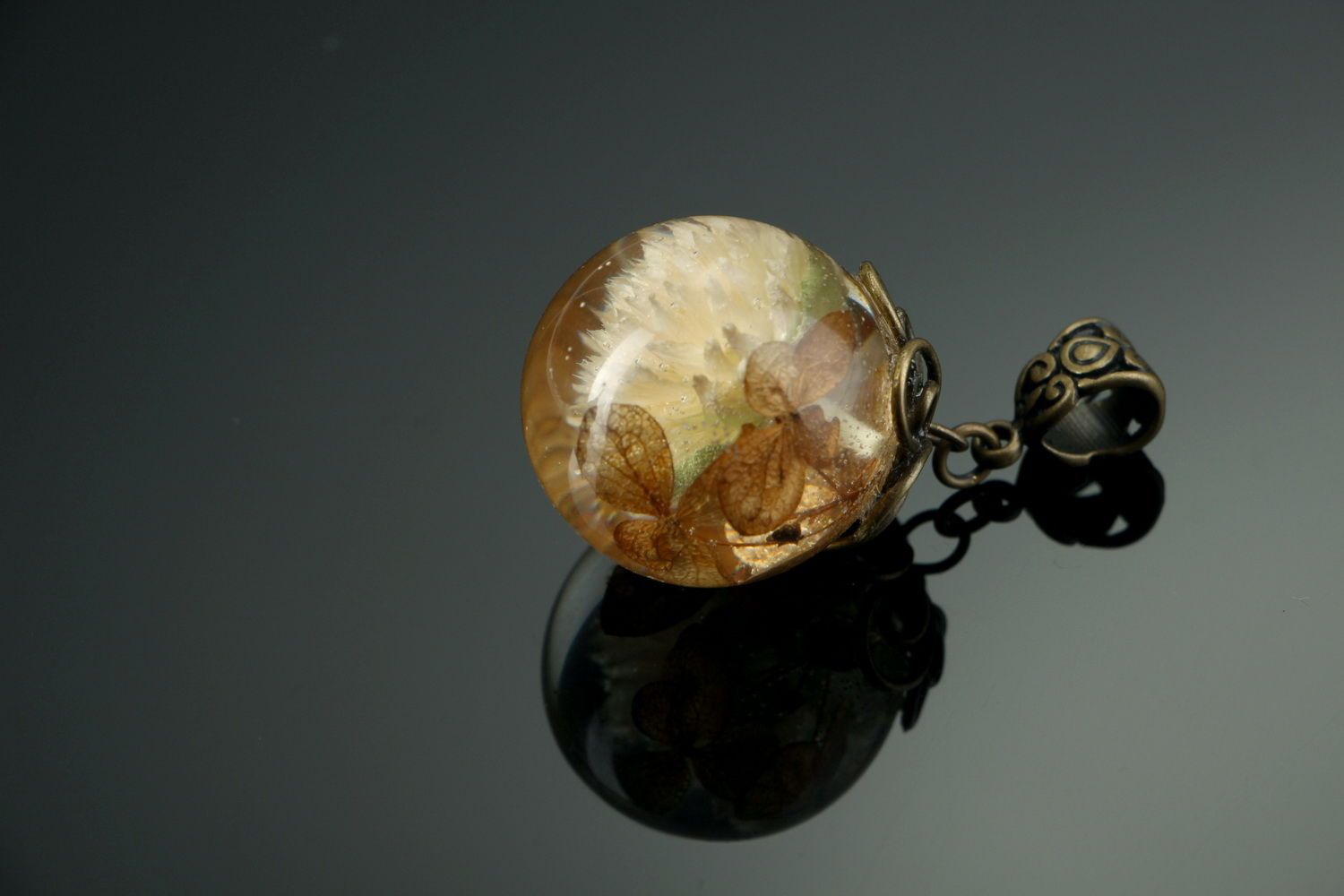 Pendant made of gomfrena and hydrangea, covered with epoxy resin photo 2