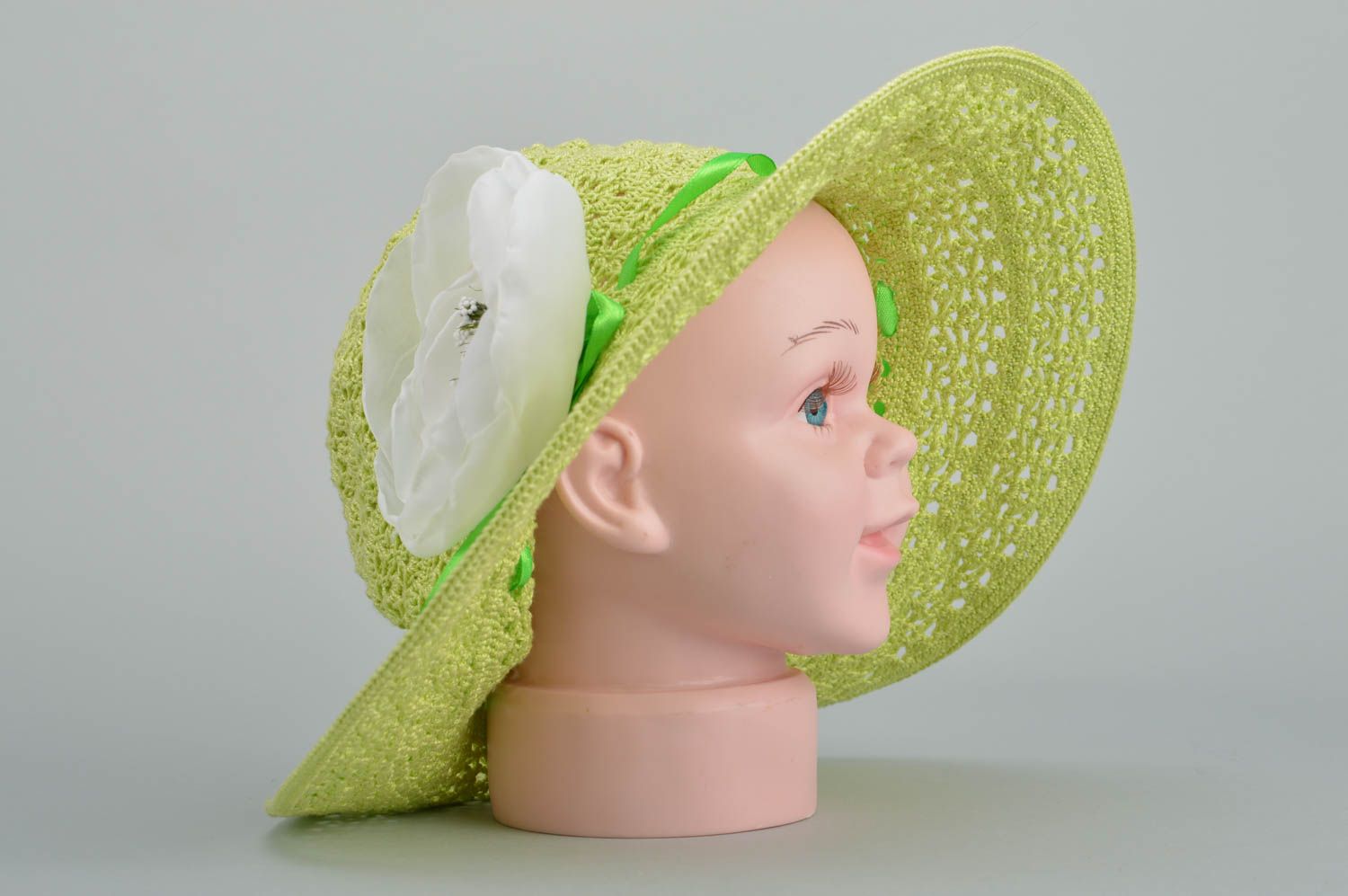 Вязаная шляпка для девочки красивая салатная с полями с цветами ручная работа фото 2