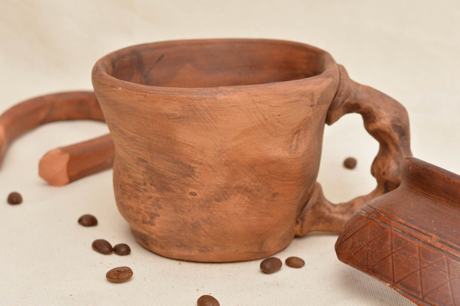 Clay drinking cup with handle and no pattern photo 1