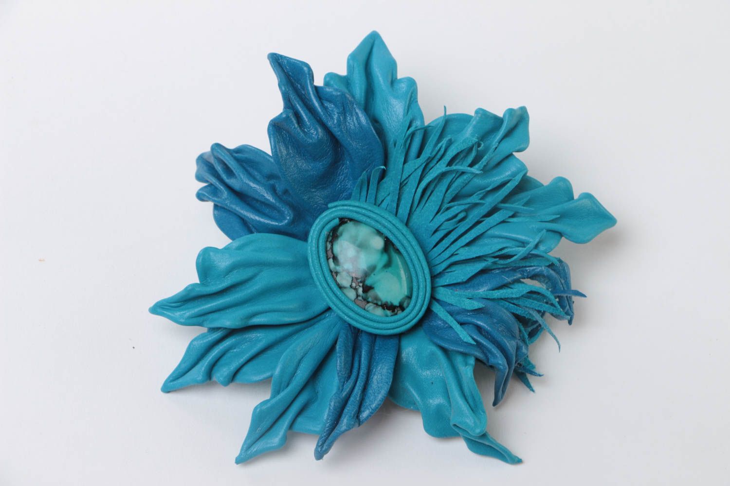 Broche original hecho a mano de cuero con forma de flor voluminosa azul estiloso foto 2