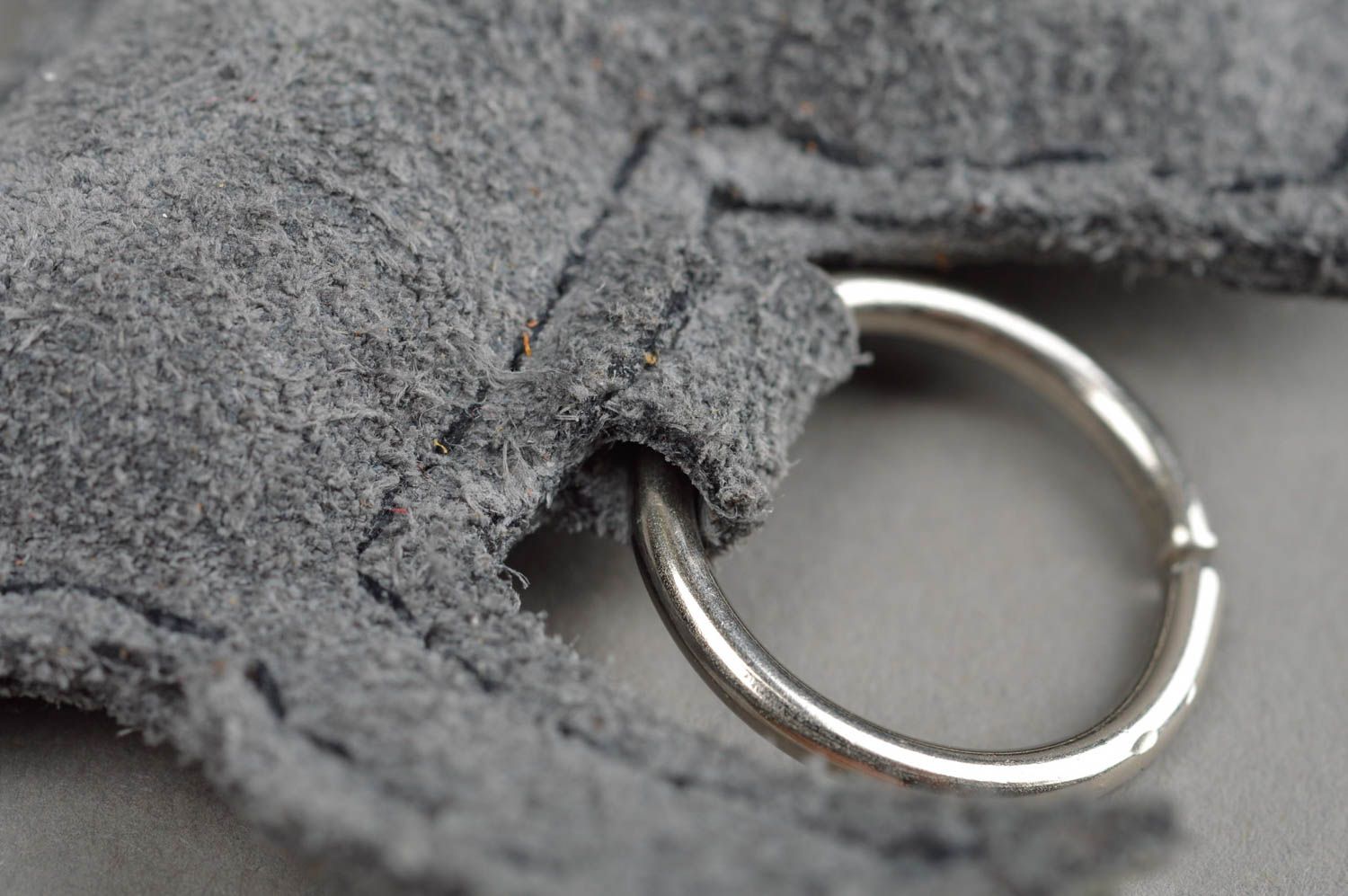 Porte-clés chien en cuir naturel gris fumée fait main accessoire design photo 5
