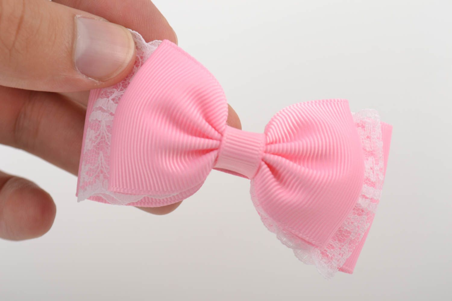Розовая заколка для волос из ленты ручной работы детская нарядная красивая фото 5