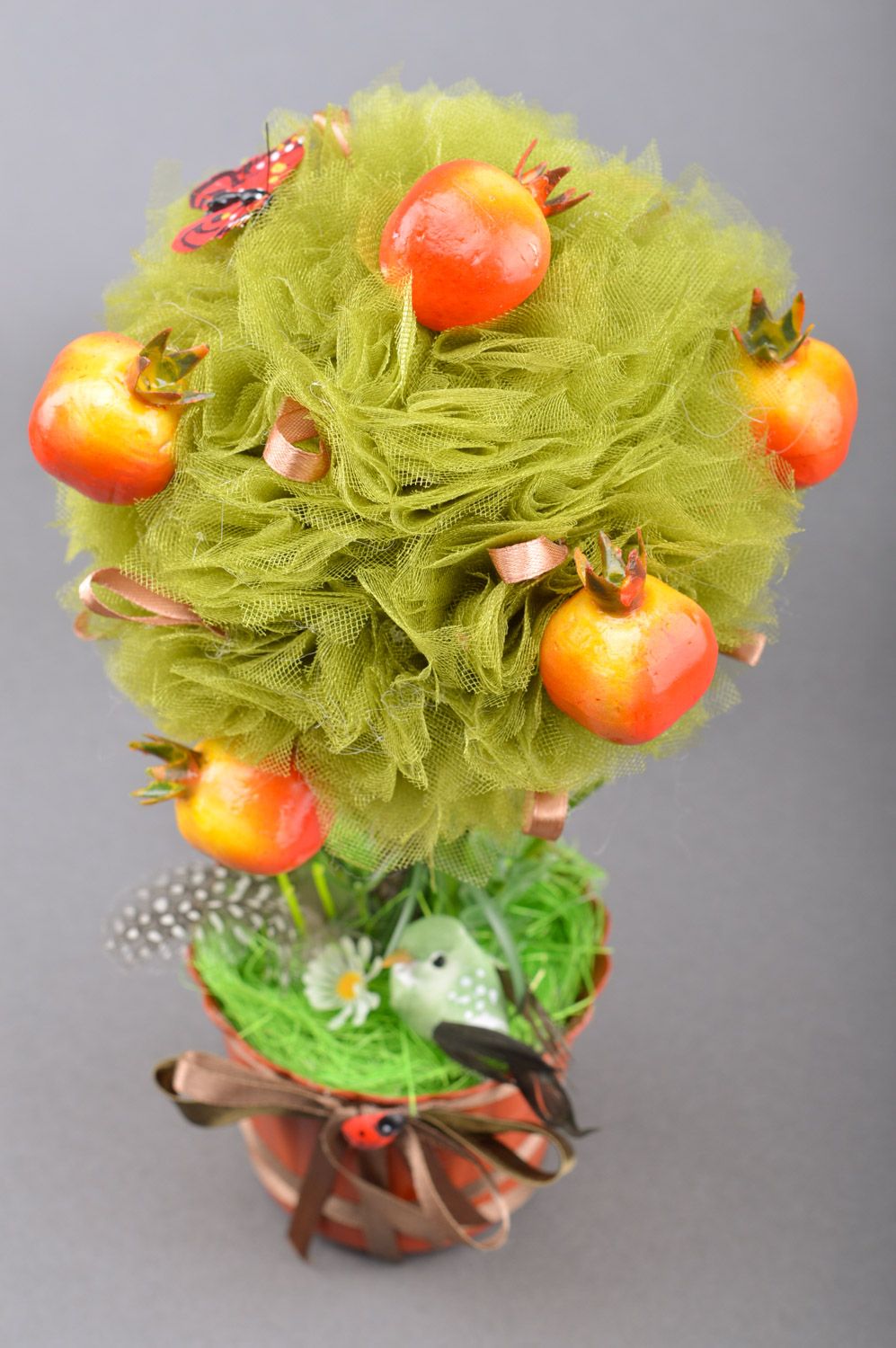 Topiario original árbol de felicidad artesanal de tul con cintas con granadas y pájaro foto 3