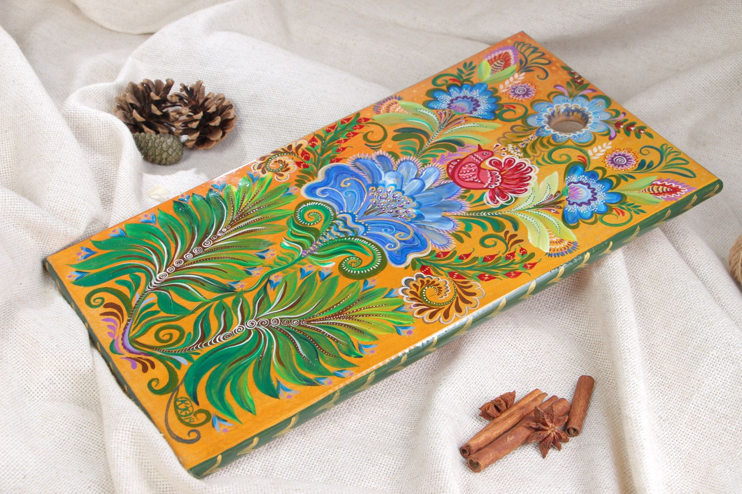 Tabla de madera de cortar pintada artesanal para productos de alimentación y para decoración foto 1