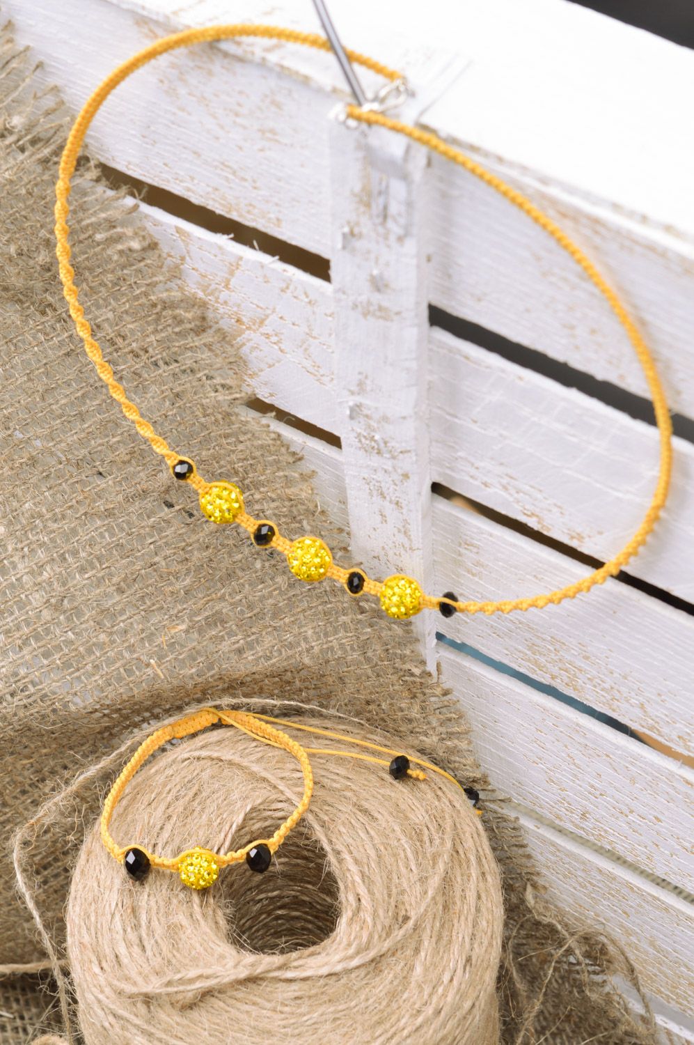 Conjunto de adornos artesanales de hilos y cuentas collar y pulsera amarillos artesanales delicados  foto 1