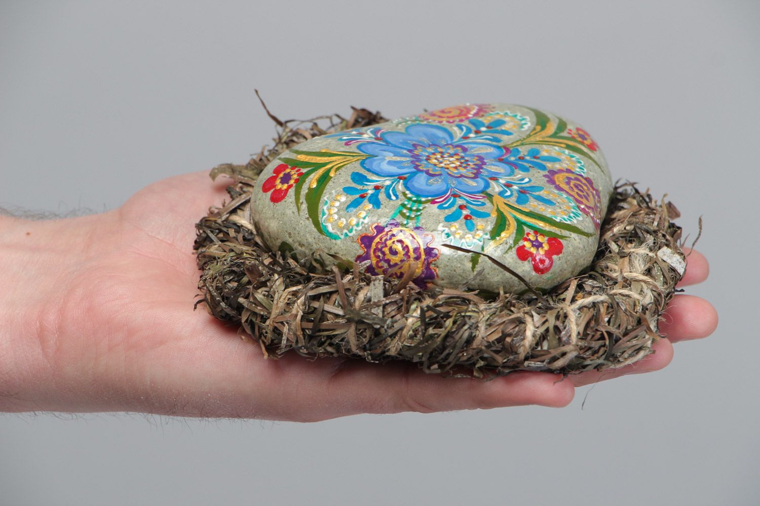 Handgemachter lackierter bemalter Stein für Dekoration mit Träger aus Algen 
 foto 5