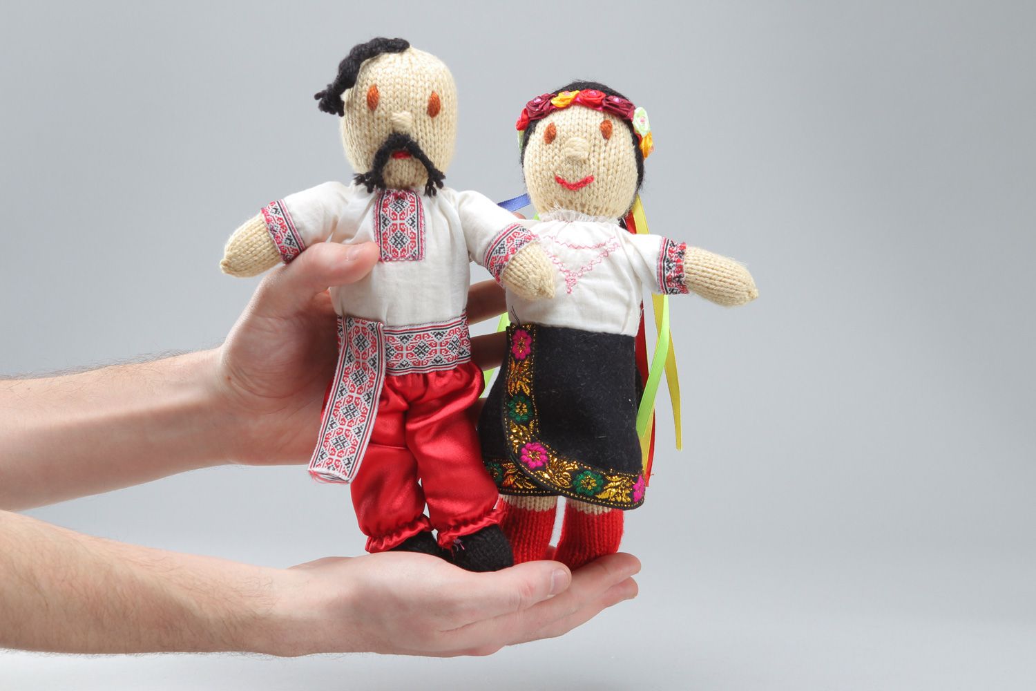 Poupées en costumes nationaux tricotées avec des aiguilles faites main 2 pièces photo 4