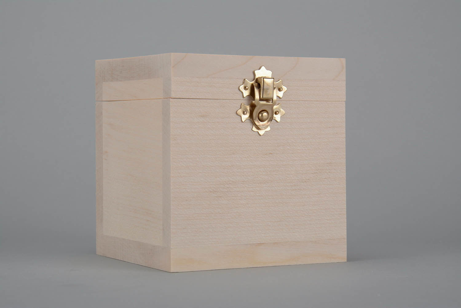 Boîte à décorer sculptée à la main de bois photo 2