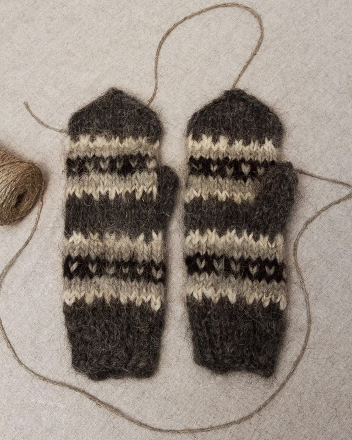 Woolen grey mittens photo 1