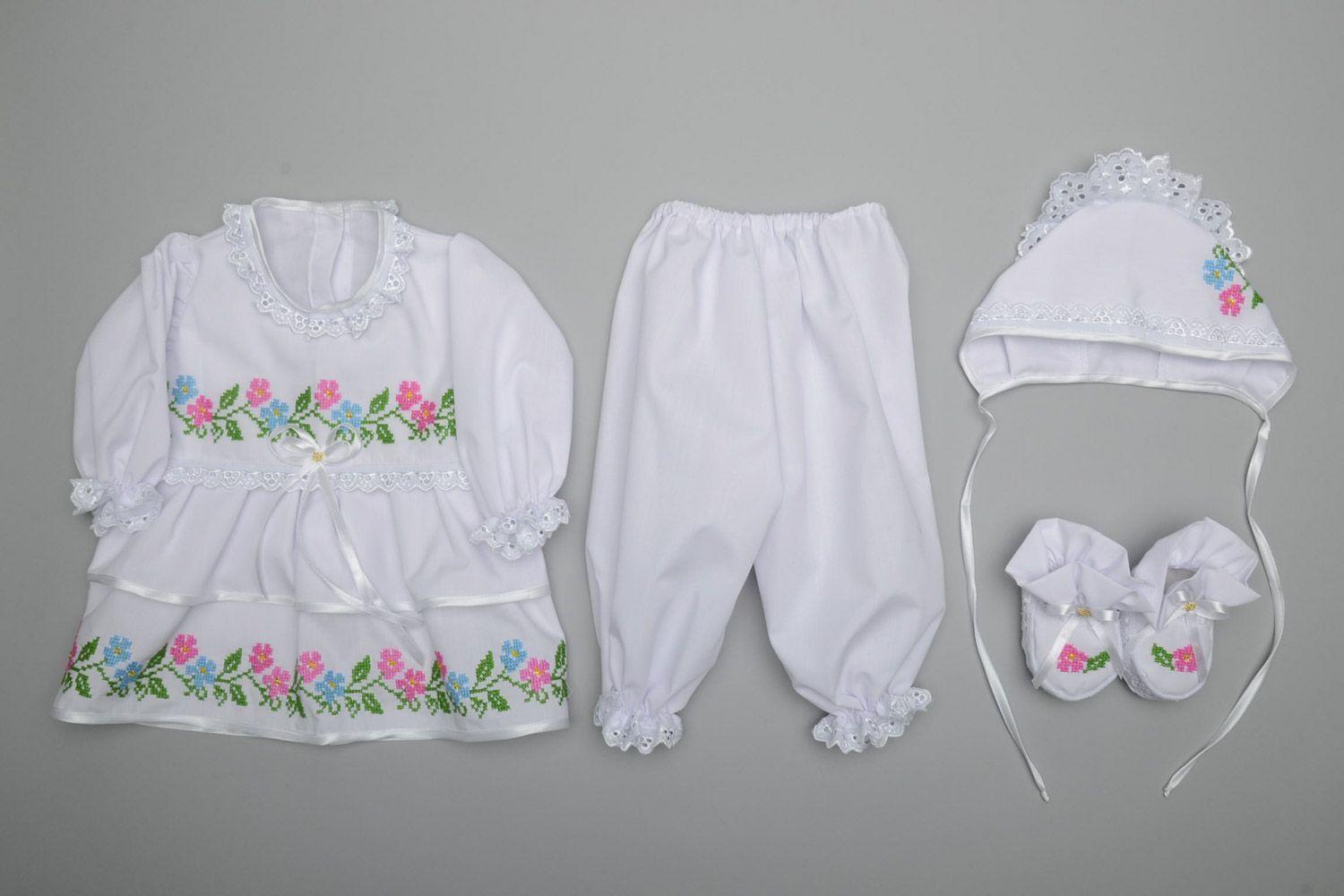 Нежный комплект одежды для девочки платье панталоны пинетки и чепчик ручной работы фото 2