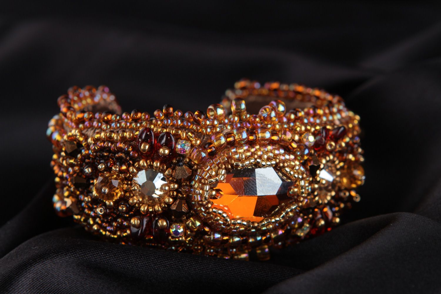 Festliches glänzendes handgemachtes Armband mit Glasperlen und Kristallen bestickt foto 5