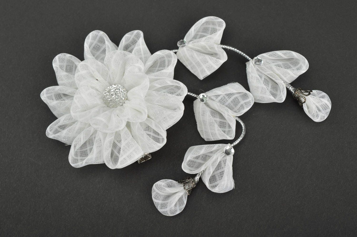 Weiße Blume Haarspange handgemachter Schmuck Accessoire für Haare mit Anhängern foto 5