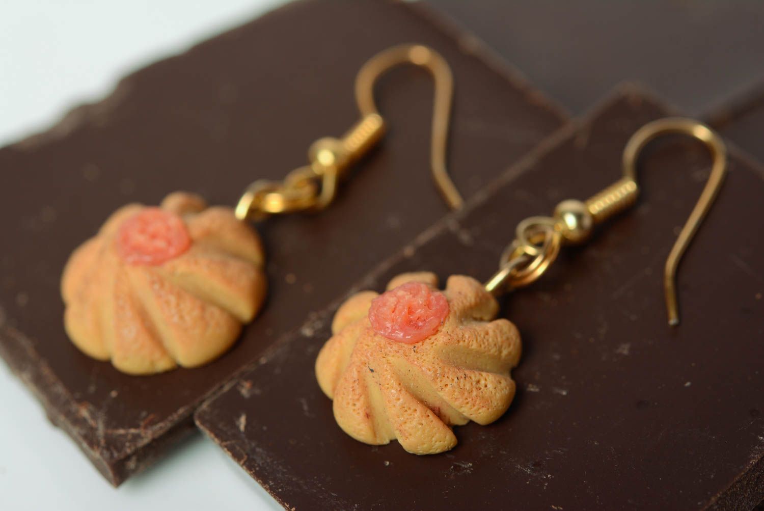 Boucles d'oreilles biscuits en pâte polymère faites main pendantes originales photo 1