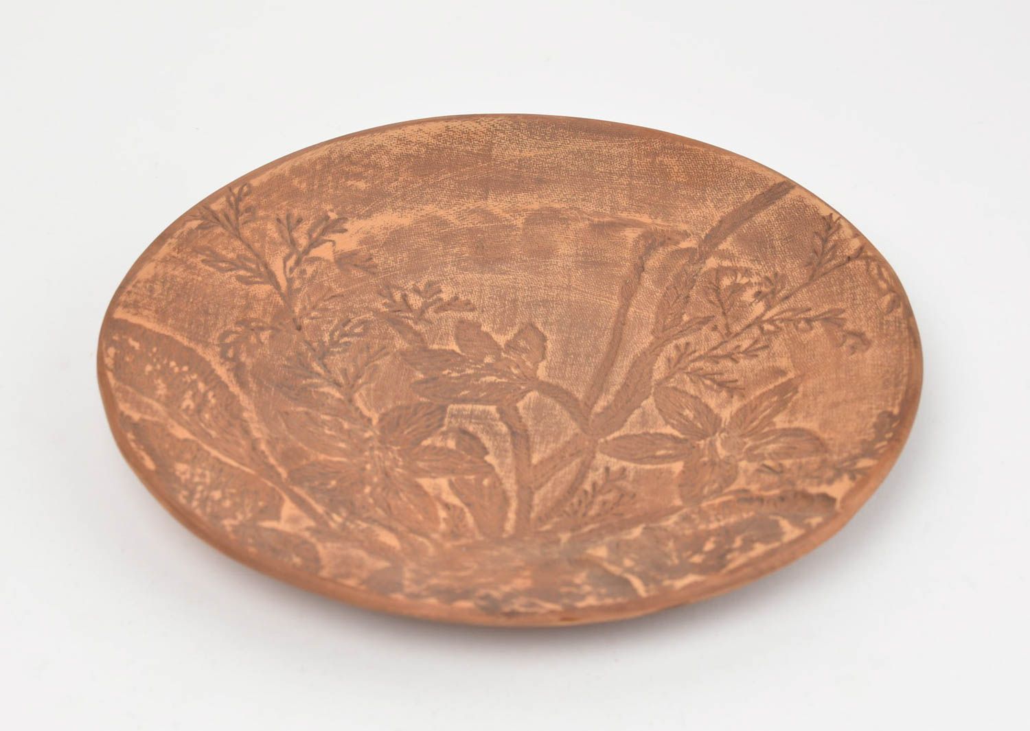 Оригинальная тарелка из красной глины ручной работы в технике гончарства фото 2