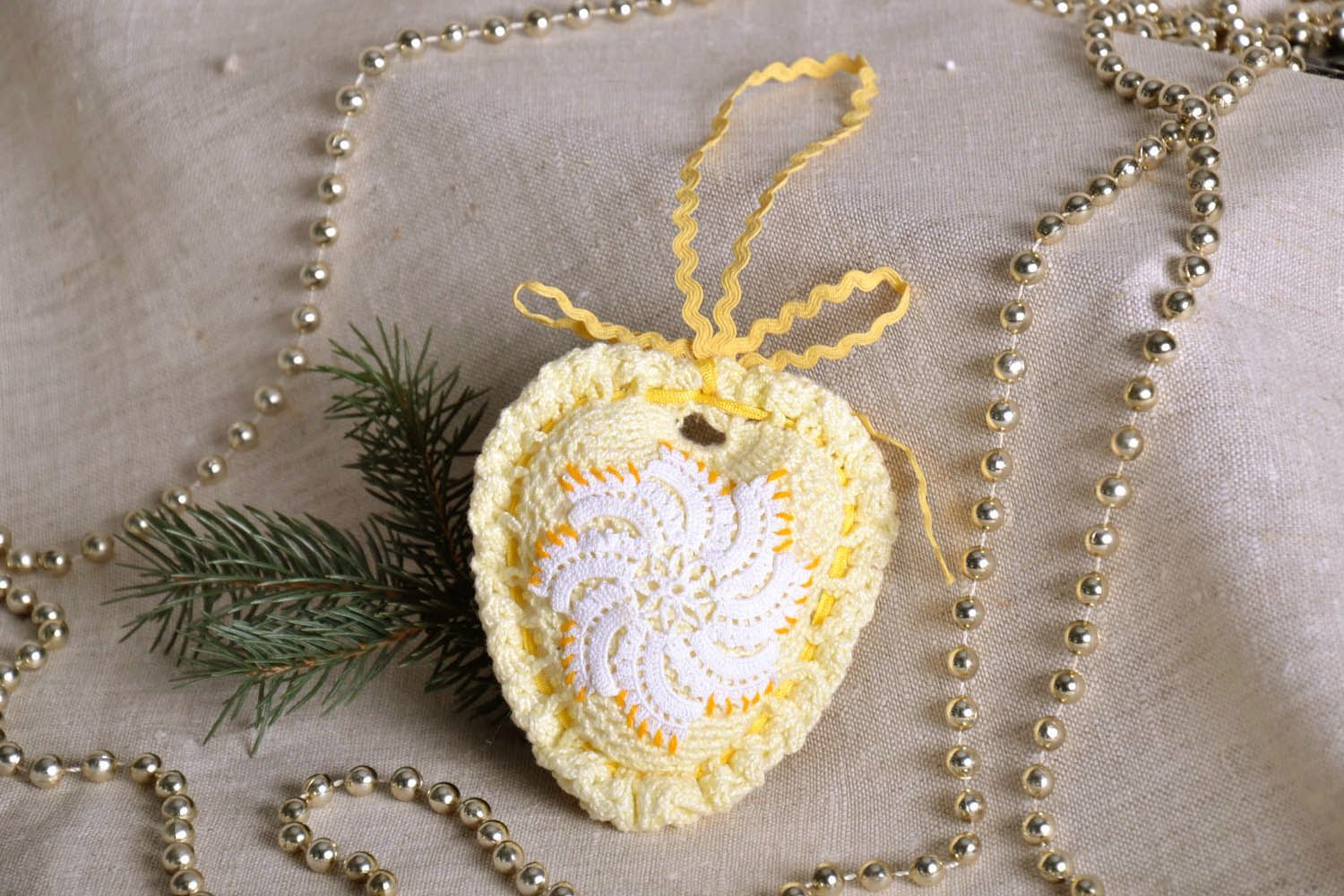 Brinquedo para árvore de Natal tricotado com fios de algodão e bordado à mão foto 1