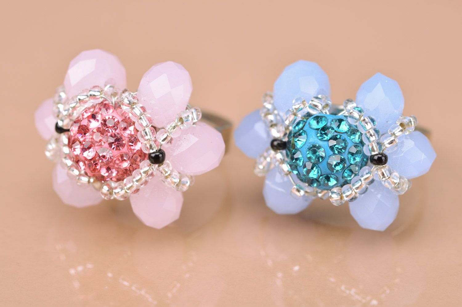Set of handmade woven bead flower rings 2 items pink and blue photo 2