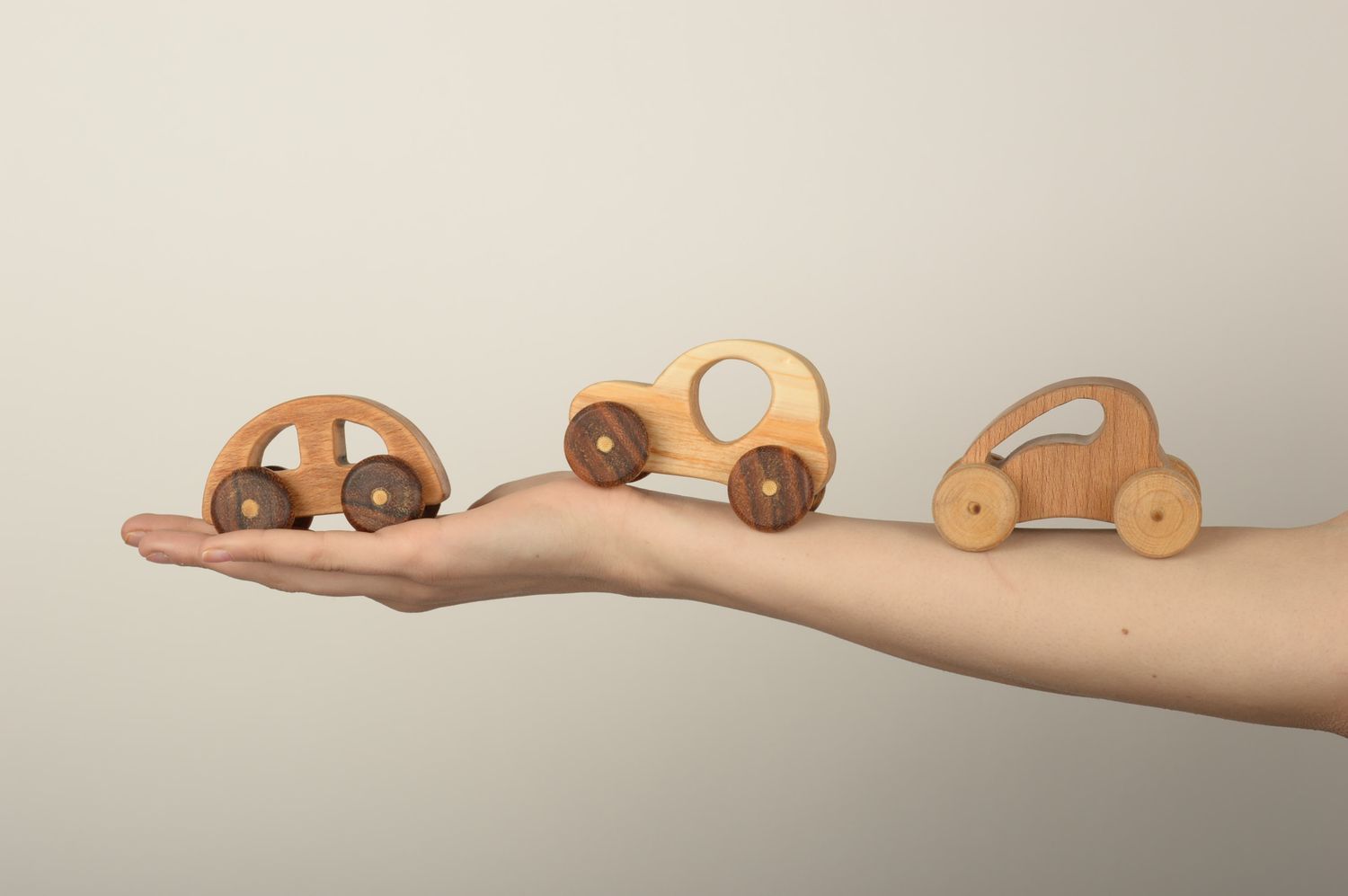 Игрушки ручной работы деревянные машинки набор 3 штуки игрушки из дерева фото 1