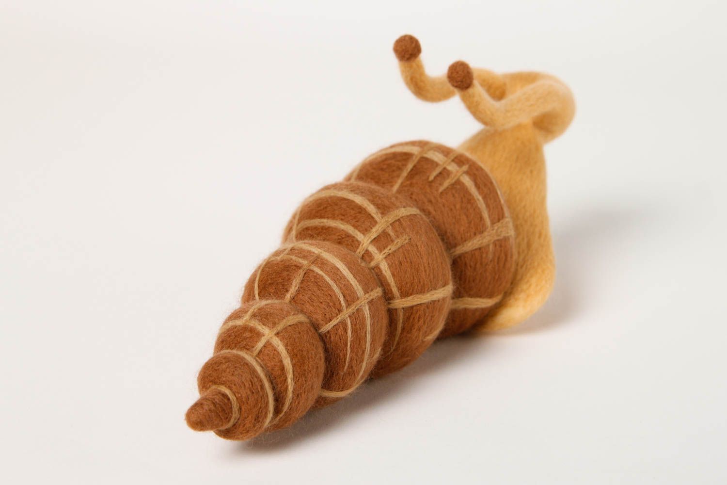 Gefilzte Figur handmade Spielzeug Schnecke originelles Geschenk in Beige  foto 4