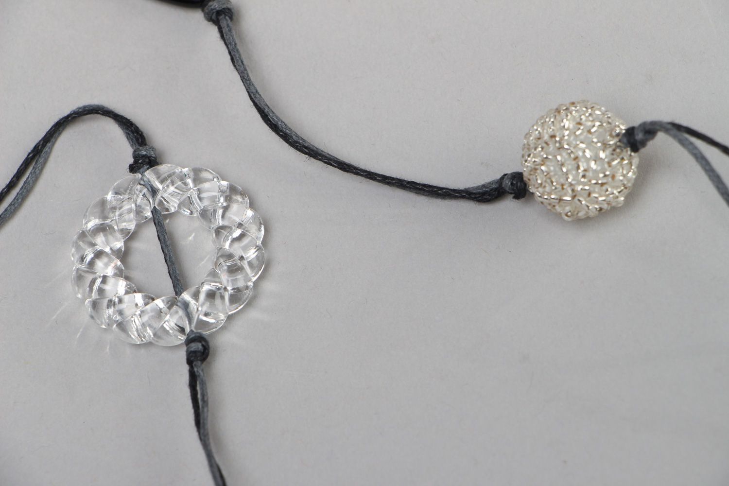 Collier en perles plastiques fait main noir et blanc bijou original pour femme photo 2