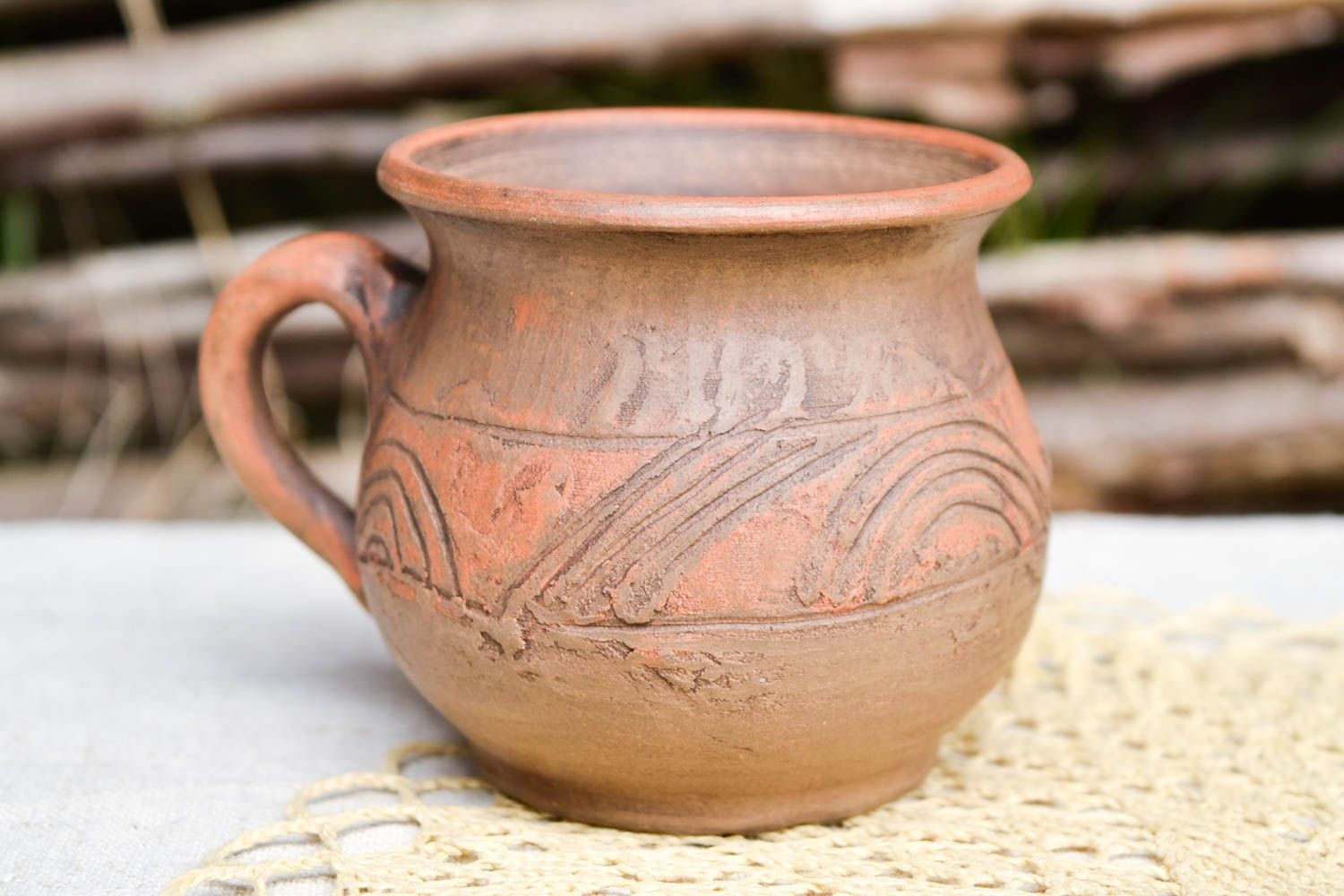 Tasse en argile faite main Mug marron peint à motifs Vaisselle originale photo 1