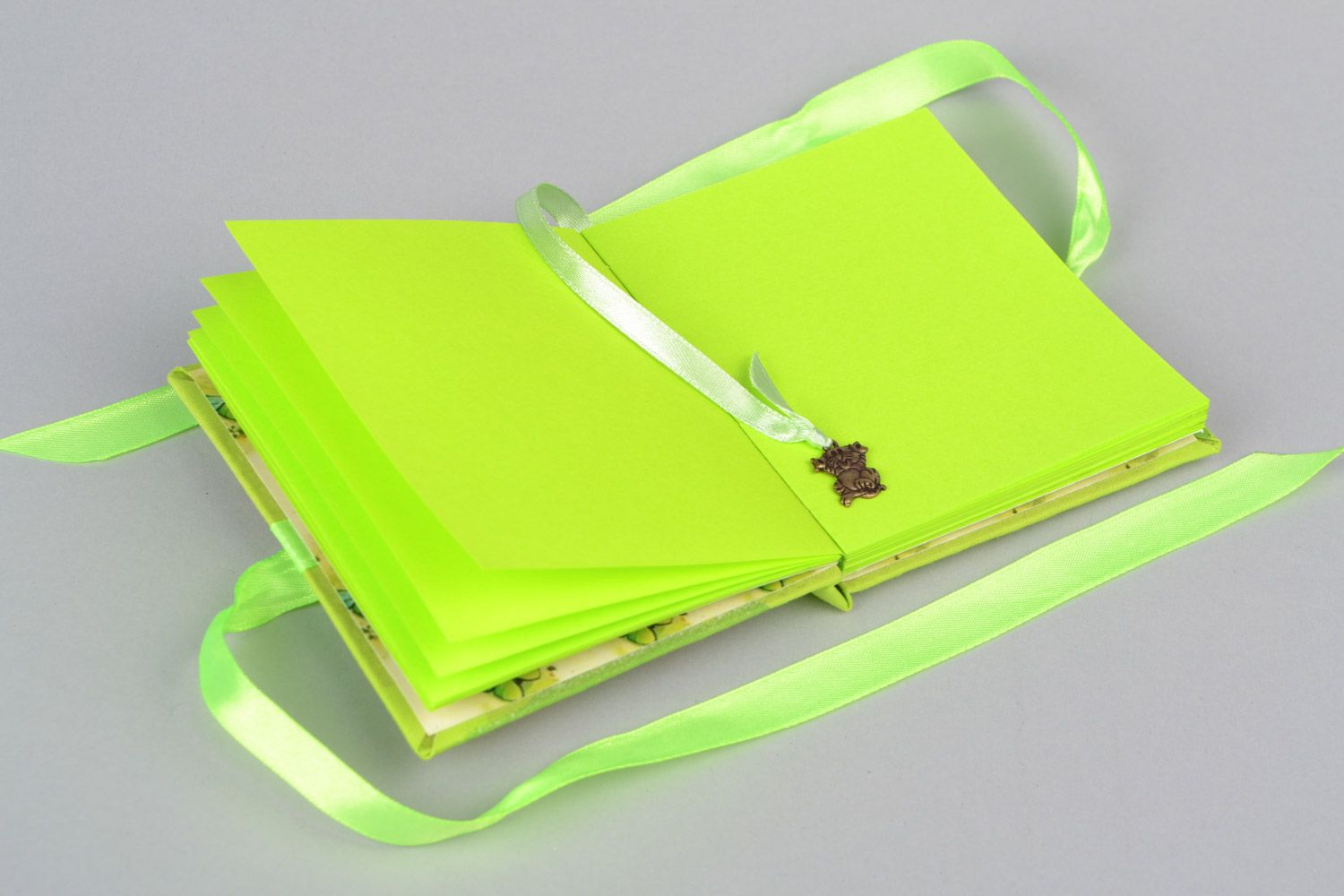 Блокнот для детей маленький квадратным с мишками на лентах зеленый ручная работа фото 4