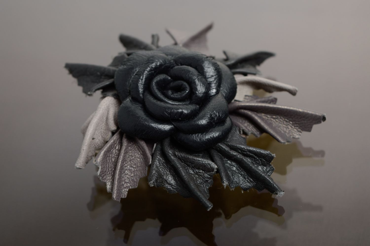 Broche faite main originale en cuir Fleur noire photo 1