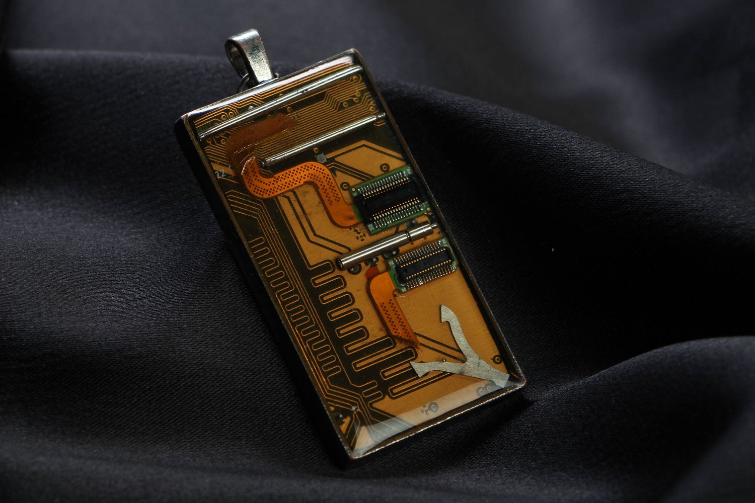 Grand pendentif cyberpunk avec circuit intégré fait main photo 1