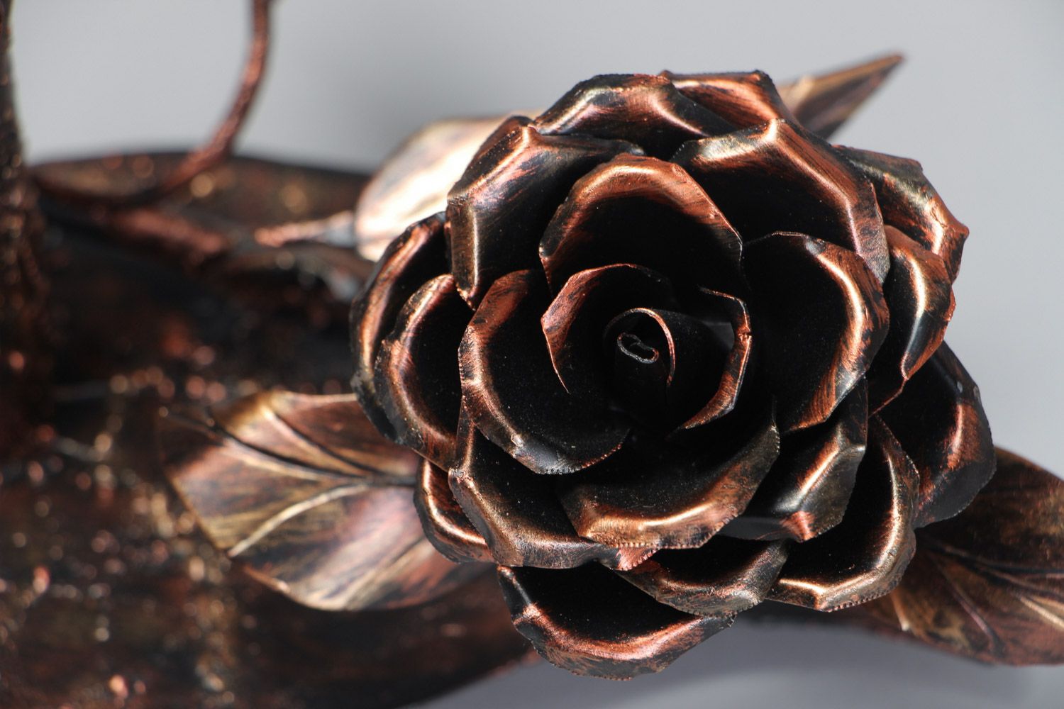 Flor artesanal de hierro original con soporte de color marrón foto 3