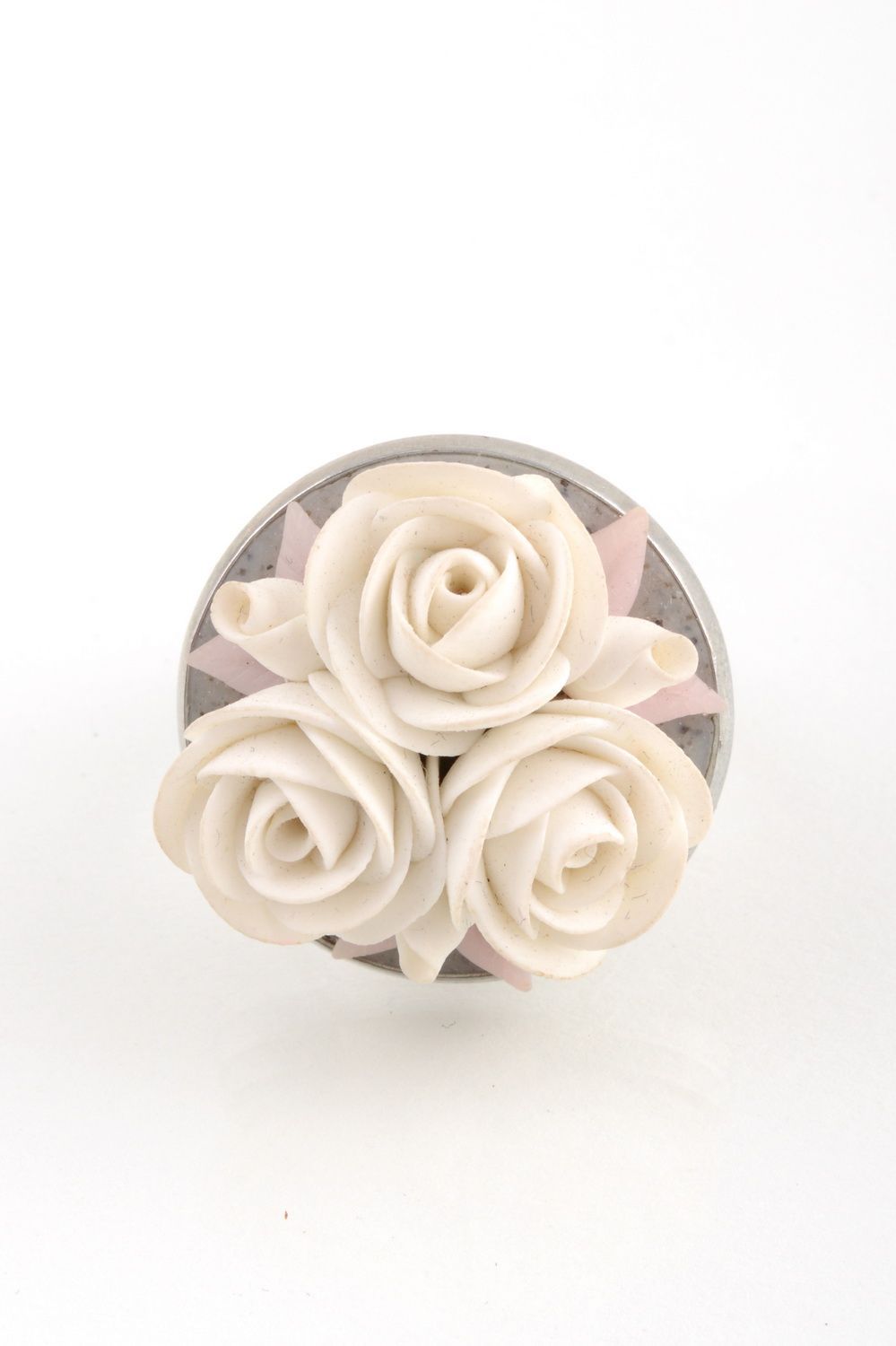 Перстень из полимерной глины и металла ручной работы с белыми объемными розами фото 2