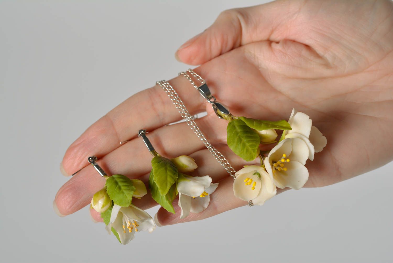Ensemble de bijoux en plastique faits main pendentif boucles Fleurs blanches photo 3