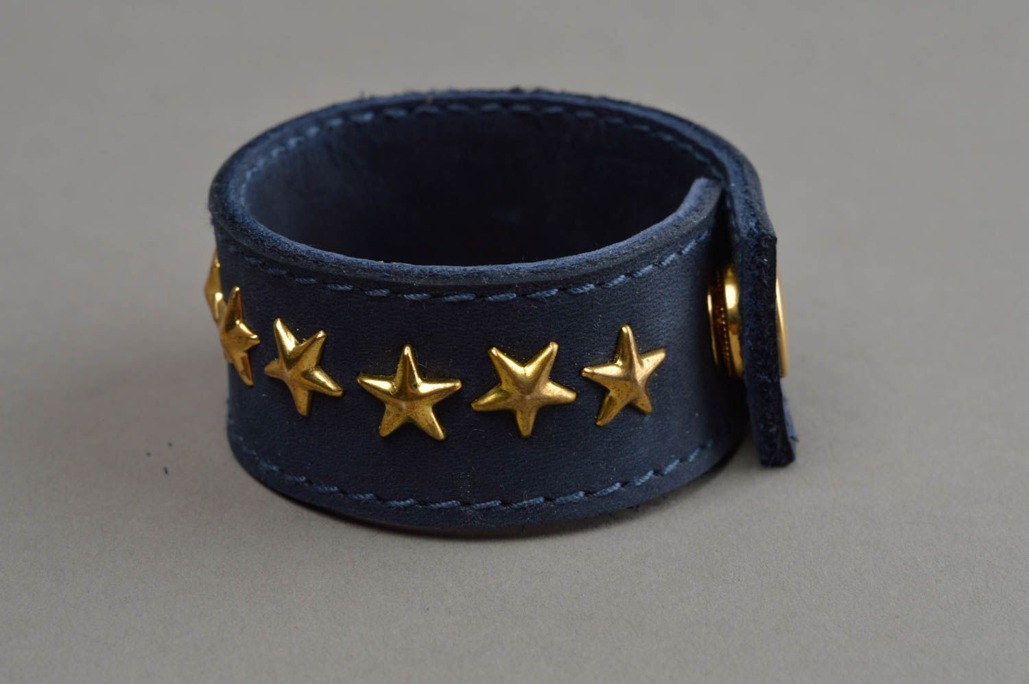Originelles breites dunkelblaues Designer Leder Armband mit Sternen handmade foto 7