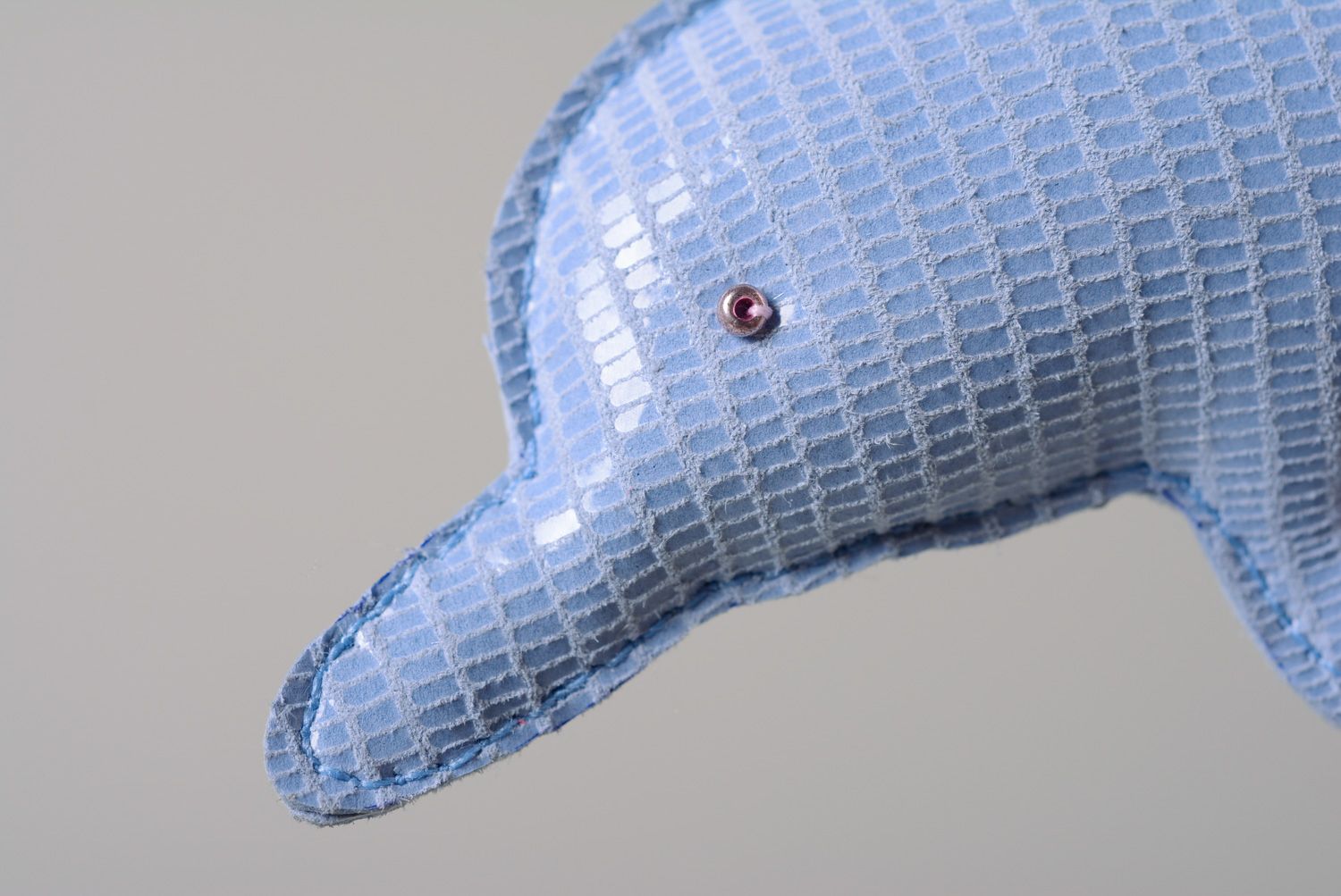 Авторская кожаная подвеска для сумок дельфин голубой фото 3