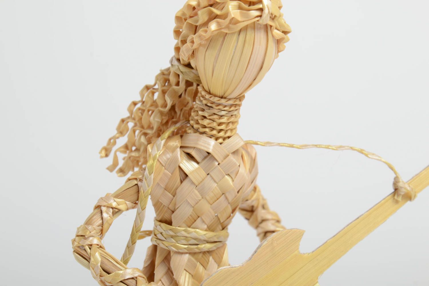 Статуэтка плетеная из соломы в виде музыканта ручной работы на подставке фото 5