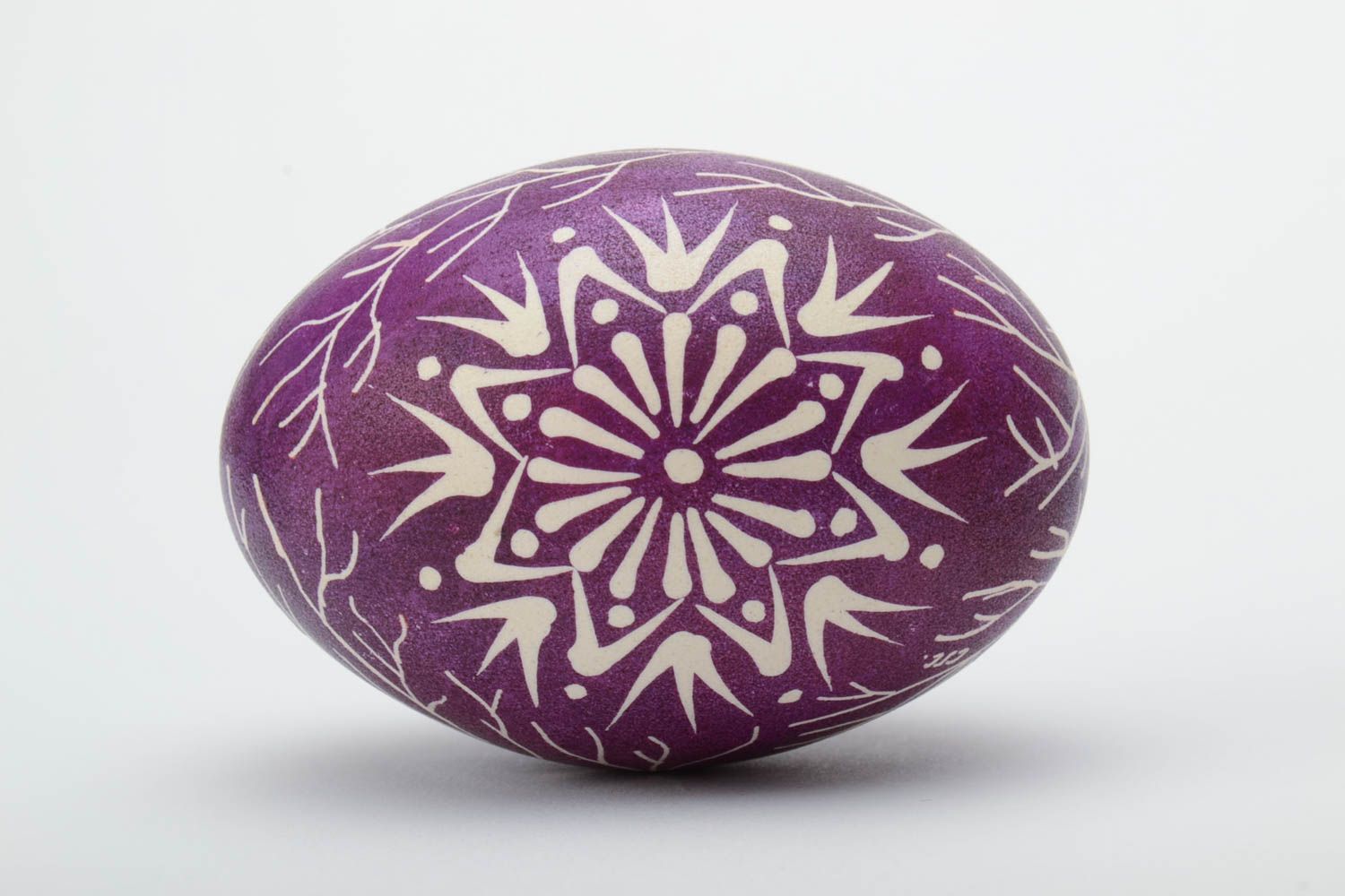 Handmade painted goose egg ornamented using waxing technique violet and white photo 3